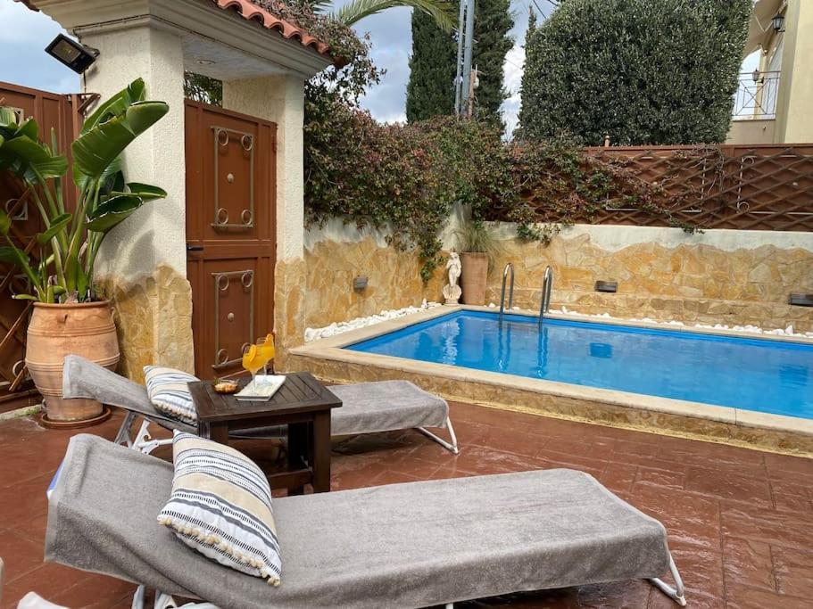 Pool Garden House Near The Sea
